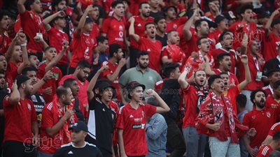 جماهير الأهلي تشعل مدرجات استاد القاهرة قبل مواجهة يانج أفريكانز (فيديو)