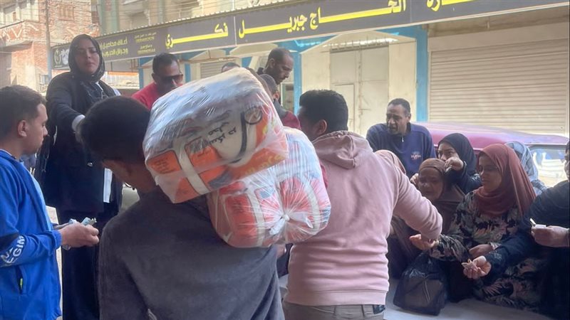 جانب من عمليات توزيع
