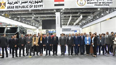 وزير الإنتاج الحربي يتواجد بجناح الوزارة في ختام إيدكس 2023