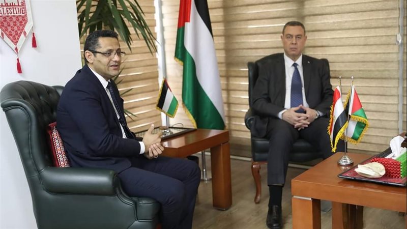نقيب الصحفيين مع