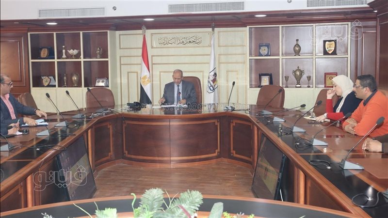 سكرتير بني سويف يجتمع