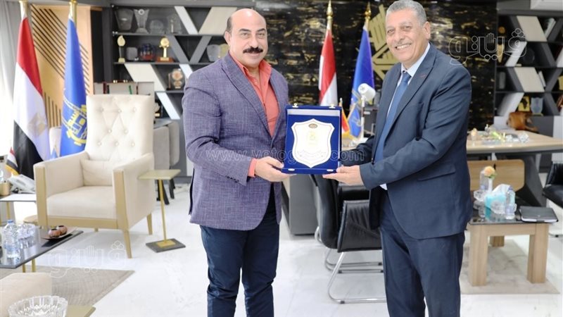 محافظ أسوان يكرم