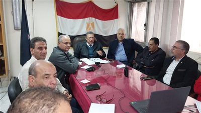 عبر الفيديو كونفرانس، وكيل تعليم البحيرة يعقد اجتماعا مع مديري الإدارات التعليمية (صور)