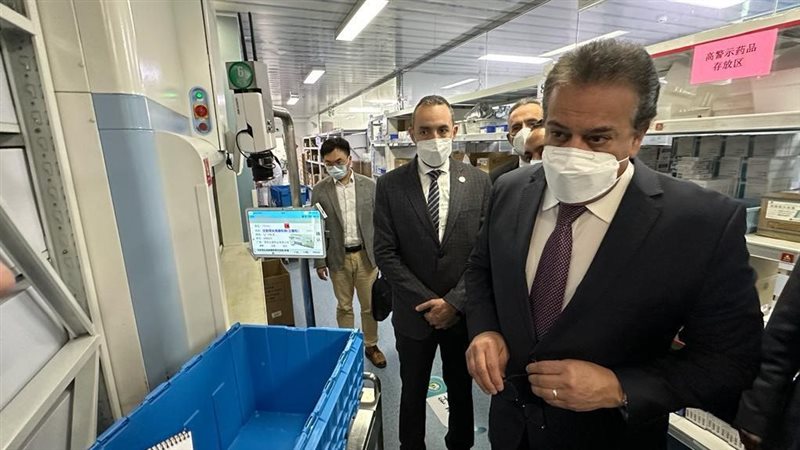 وزير الصحة يزور مستشفى