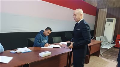 رئيس مصر للطيران يدلي بصوته الانتخابي في مطار القاهرة (صور)