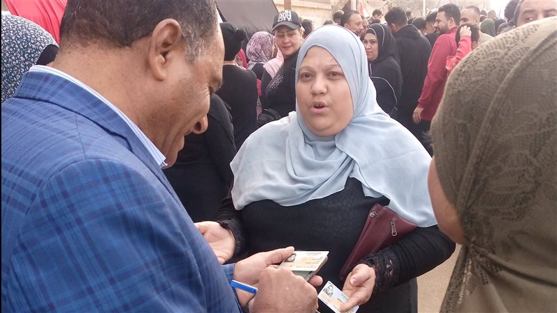 مواطنون يساعدون الناخبين