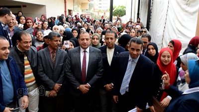 رئيس جامعة بني سويف يتقدم مسيرة من الطلاب للإدلاء بأصواتهم بلجنة الوافدين 