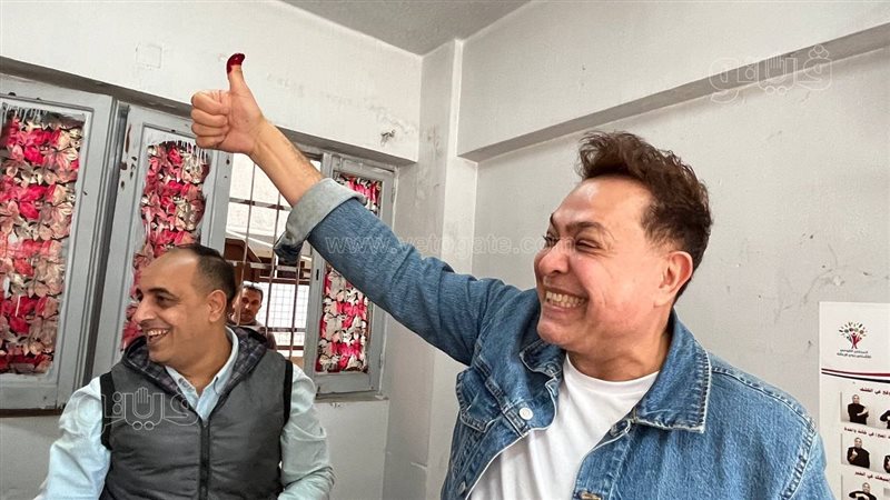 حكيم يدلى بصوته فى