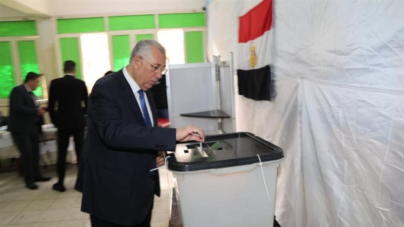 وزير الزراعة يدلي