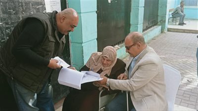  قاضي لجنة قصر الدوبارة يساعد قعيدة على التصويت في الانتخابات الرئاسية 