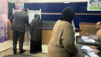رئيس لجنة يساعد مسنة أمية أثناء الإدلاء بصوتها بالمطرية (فيديو)