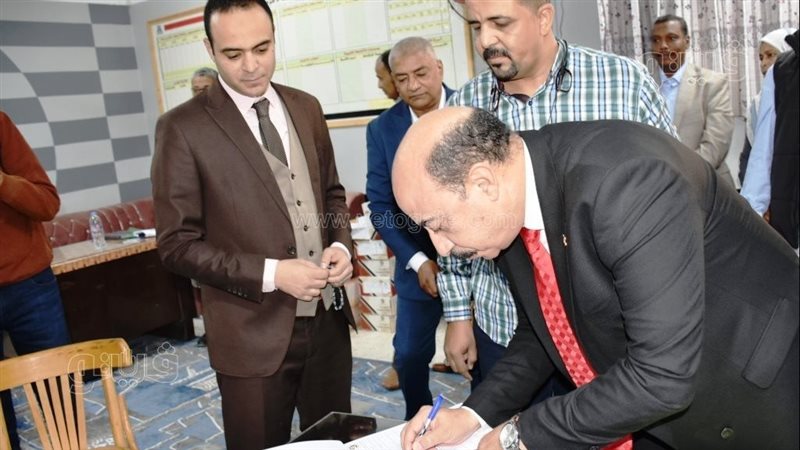 محافظ أسوان داخل