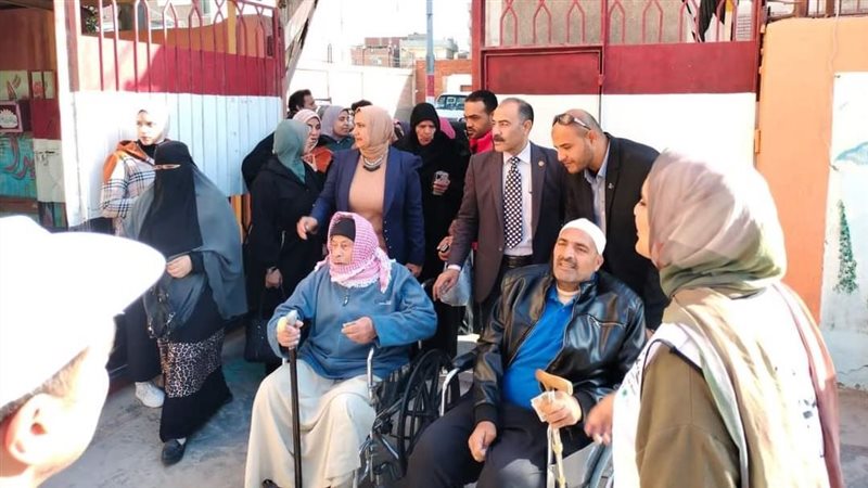 كبار السن يتقدمون
