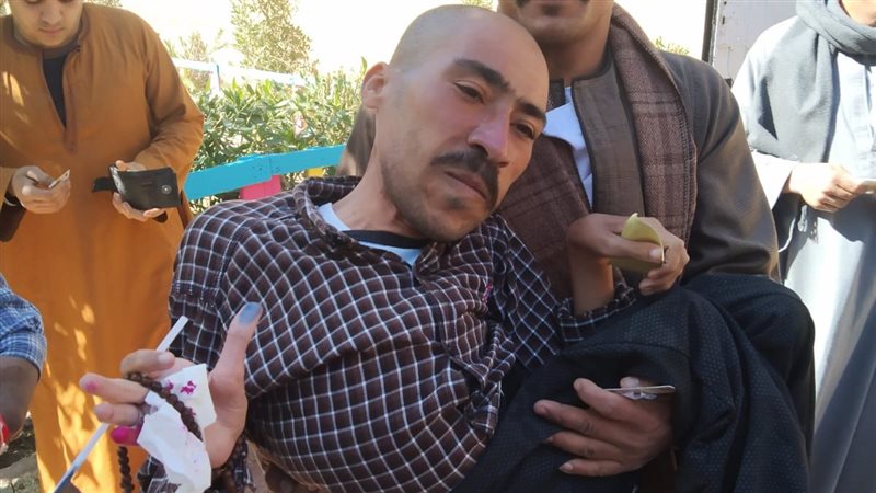 مواطن بأسيوط يدلي