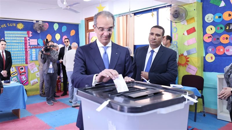 وزير الاتصالات خلال