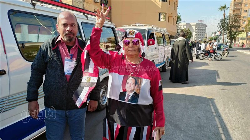 سيدة بزى علم مصر