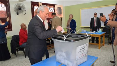 محافظ الأقصر والسكرتير العام ورئيس المدينة يدلون بأصواتهم في لجنة الوافدين (صور)