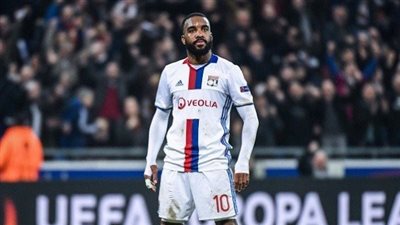 هاتريك لاكازيت يقود ليون للفوز على تولوز في الدوري الفرنسي