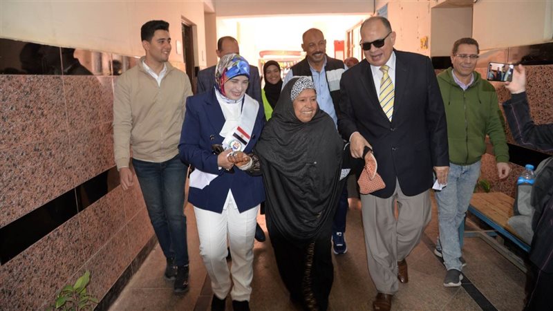 محافظ أسيوط يصطحب