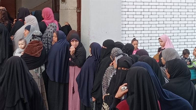 اقبال كثيف من سيدات