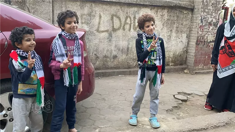 بالكوفية والعلم الفلسطيني،