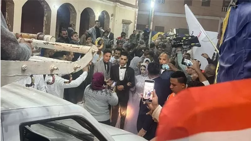 عروسان يشاركان في