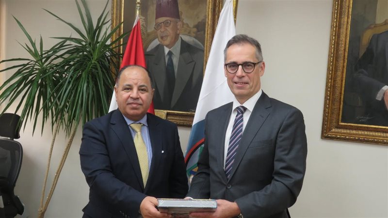 وزير المالية والسفير