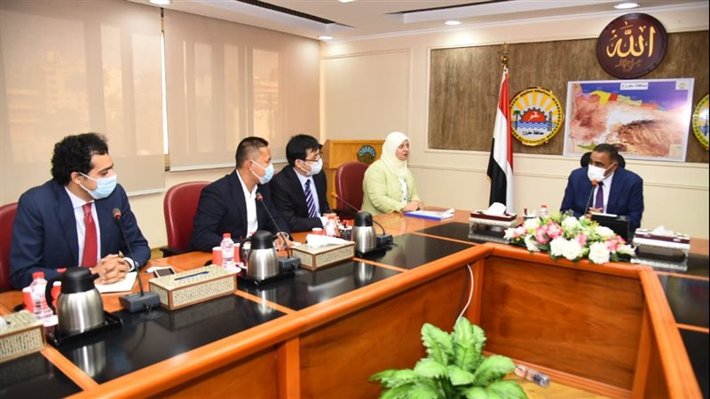 محافظ مطروح يناقش
