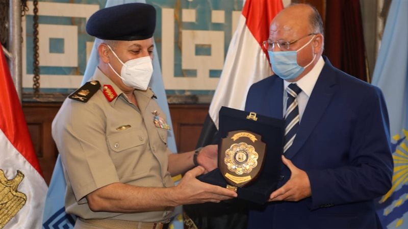 محافظ القاهرة يكرم