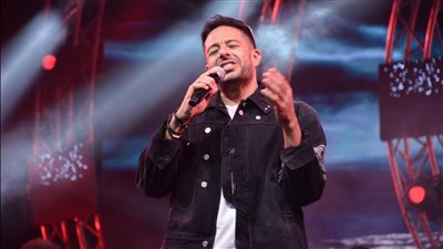 حماقي يبدع بحفل الجامعة البريطانية.. ويهدي 