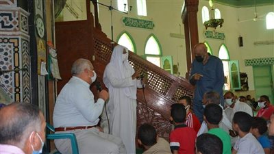 محافظ الوادي الجديد يلتقي بالمواطنين بمسجد الأمل