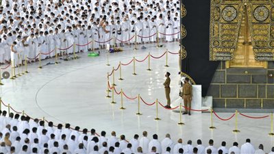 الفرحة تسيطر على النشطاء.. أول صلاة بالمسجد الحرام بدون تباعد تتصدر التريند