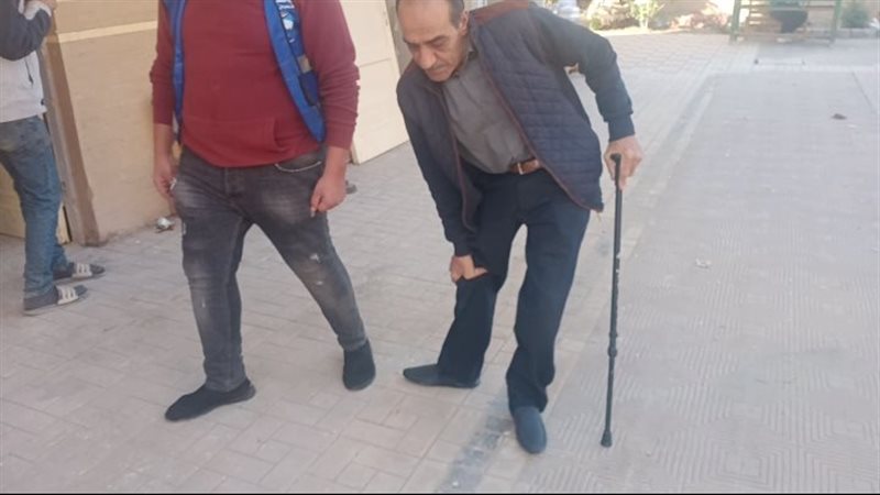 مسن معاق يدلي بصوته،فيتو