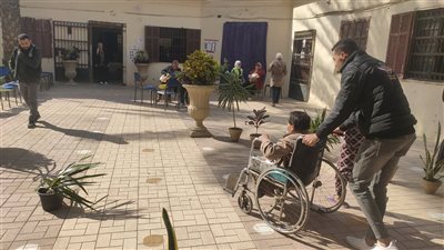 مسن على كرسي متحرك يدلي بصوته في الانتخابات الرئاسية بالعباسية (صور) 