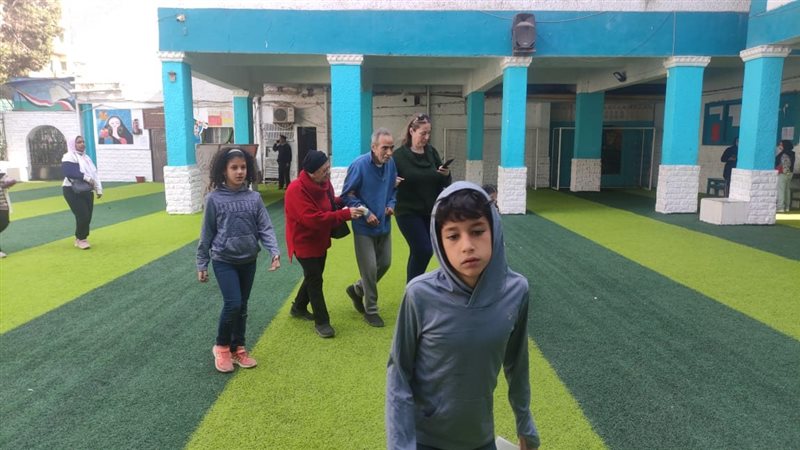 أسرة كاملة تدلي بأصواتهم