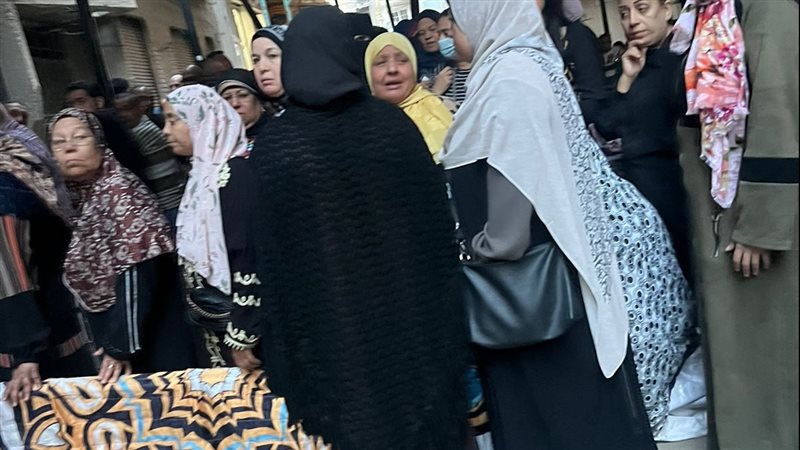 السيدات تتزاحم علي