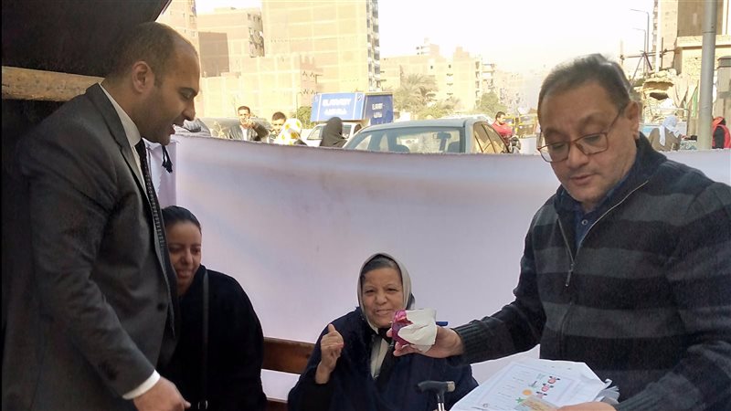 رئيس اللجنة يساعد