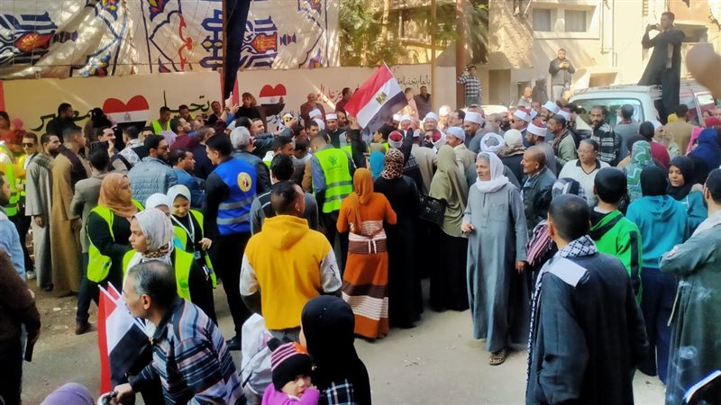 مسيرة بالمزمار والطبل