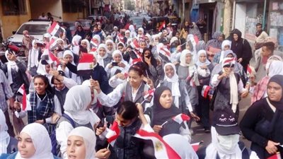 طلاب مدارس أسوان ينظمون مسيرة بالأعلام لحث المواطنين على المشاركة فى الانتخابات (فيديو)