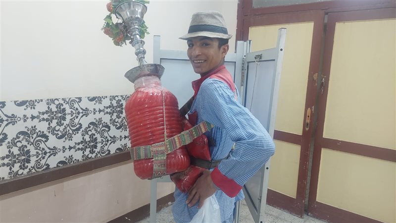 بائع عرقسوس خلال