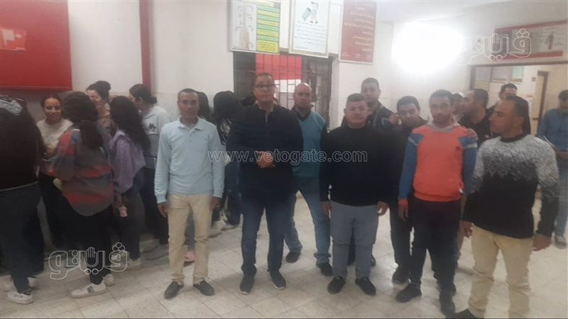 عمال المصانع وطالبات