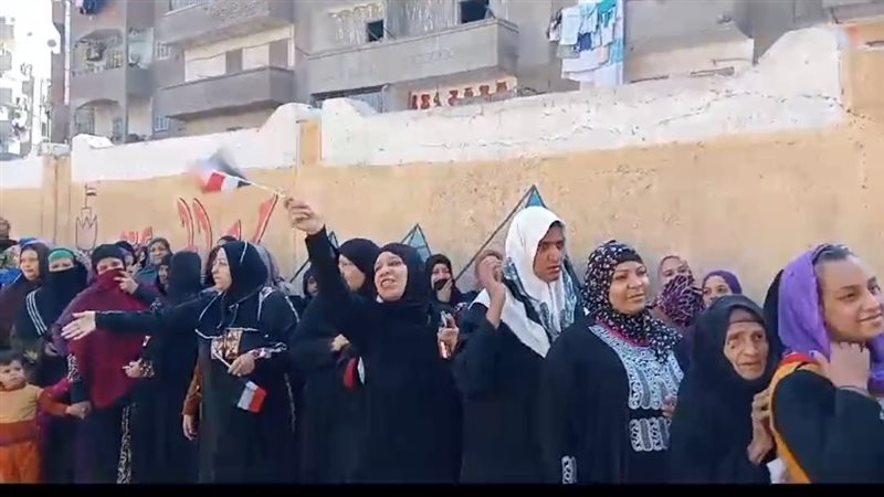 طوابير طويلة للسيدات