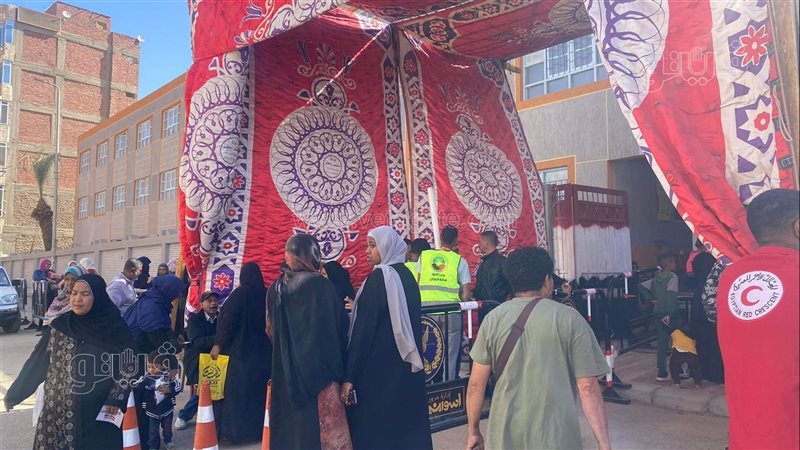 توافد اهالى اسوان