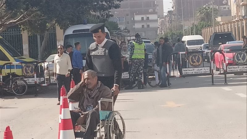 رجال الشرطة خلال