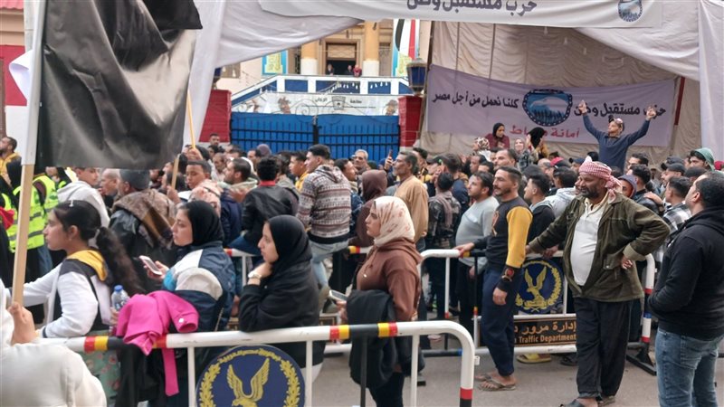 تزاحم المواطنين علي