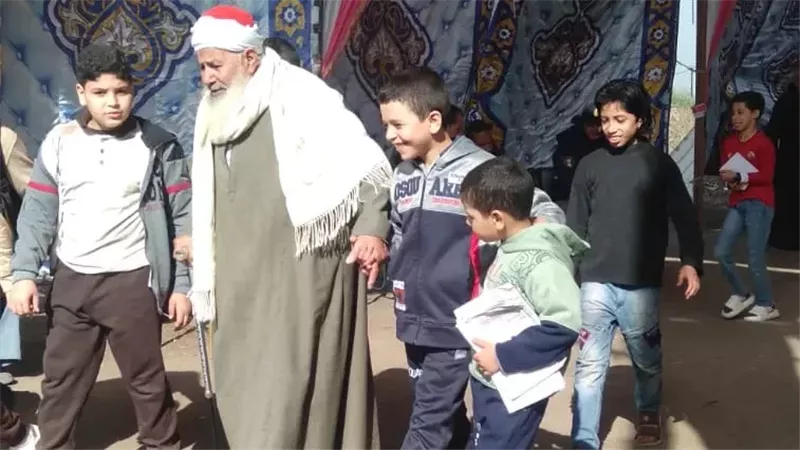 مسن يصطحب احفاده