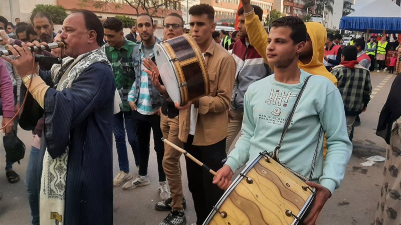 احتفال أمام لجنة