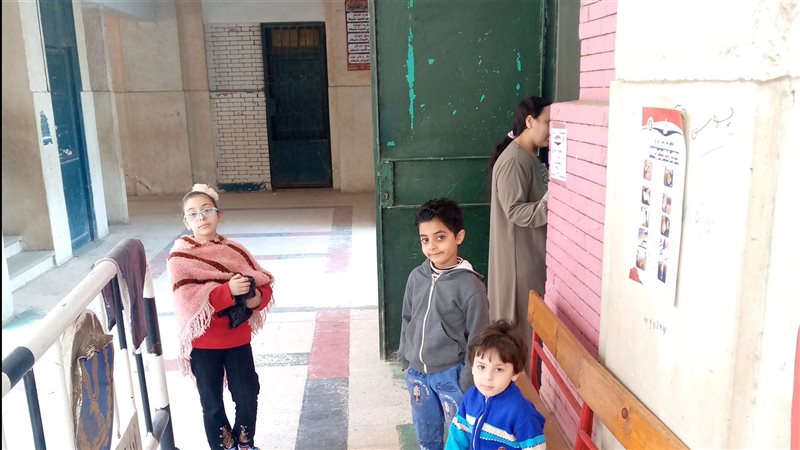 أطفال أمام لجنة انتخابية