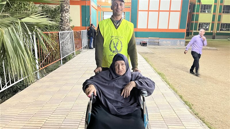 عجوز تدلي بصوتها