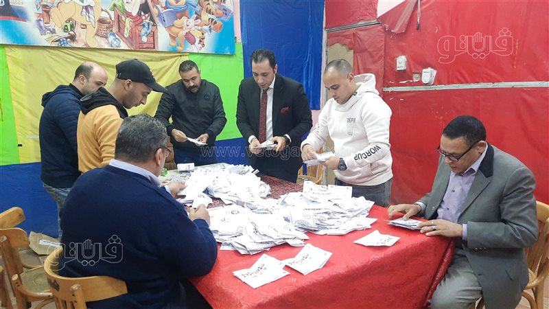جانب من عمليات الفرز
